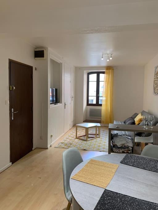 Aubenas : Beau Studio, Proche Du Chateau Bagian luar foto